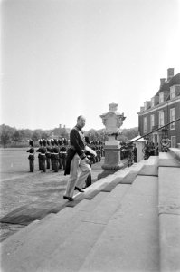 Minister van Buitenlandse Zaken Joseph Luns betreedt de trappen van paleis Huis , Bestanddeelnr 920-4822