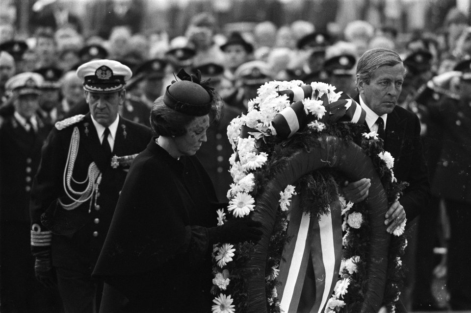Nationale herdenking op de Dam koningin Beatrix en prins Claus leggen krans bij, Bestanddeelnr 932-9569