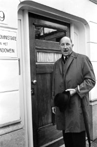 Minister van Buitenlandse Zaken Joseph Luns (KVP) arriveert bij het kantoor van , Bestanddeelnr 919-7271