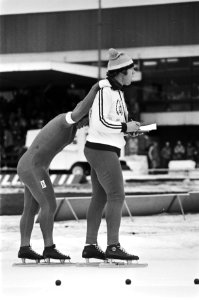 Nationale kampioenschappen schaatsen te Assen Annie Bordink zoekt steun bij haa, Bestanddeelnr 928-9710