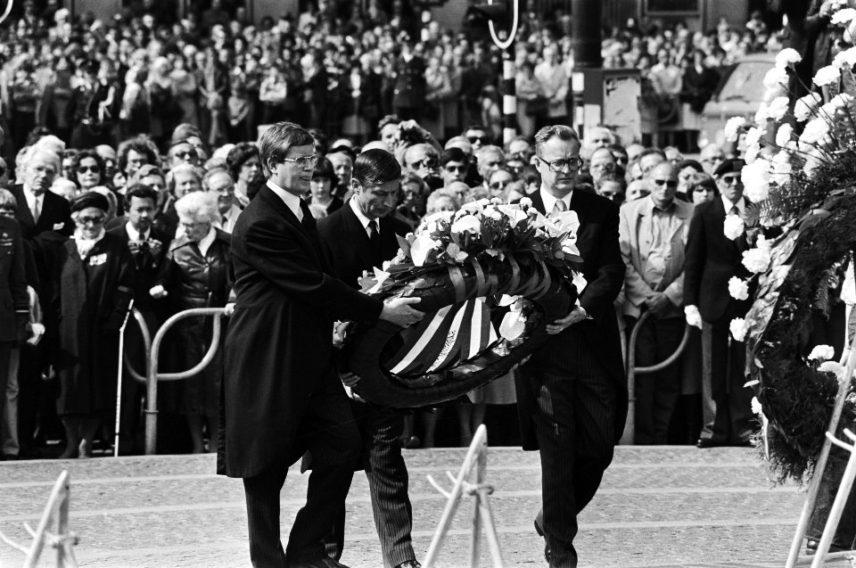 Nationale herdenking op de Dam kranslegging van de ministers vlnr Wiegel, V, Bestanddeelnr 929-7022