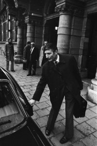 Minister Van Agt vertrekt vanaf ministerie naar Bern inzake Menten, Bestanddeelnr 928-9253