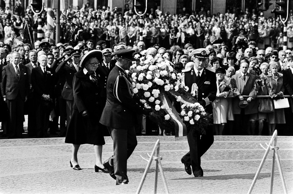 Nationale herdenking op de Dam kranslegging Juliana voor gegaan door kol. der G, Bestanddeelnr 929-7023