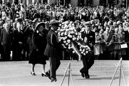 Nationale herdenking op de Dam kranslegging Juliana voor gegaan door kol. der G, Bestanddeelnr 929-7023