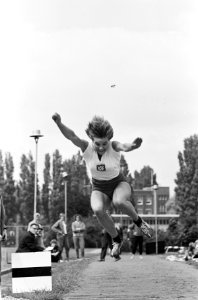 Nationale kampioenschappen vijfkamp dames Nel Zwierin op de Sintelbaan in aktie, Bestanddeelnr 914-1640