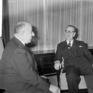 Minister van Buitenlandse Zaken van Turkije Erkin op Schiphol (rechts) in gespre, Bestanddeelnr 917-3339