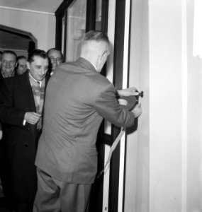 Minister van Aartsen biedt eerste sleutel aan flatbewoners te Rotterdam Ministe, Bestanddeelnr 913-2906
