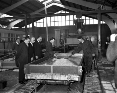 Minister Van Aartsen opent nieuwe fabriek aan Hemweg, Bestanddeelnr 913-4021