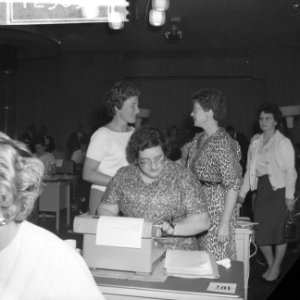Nationale kampioen machineschrijven mejuffrouw Trix Weve Engelse, Nederlandse en, Bestanddeelnr 912-9652