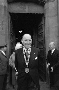 Minister van Buitenlandse zaken Luns na de uitreiking van de Internationale Kare, Bestanddeelnr 920-3001