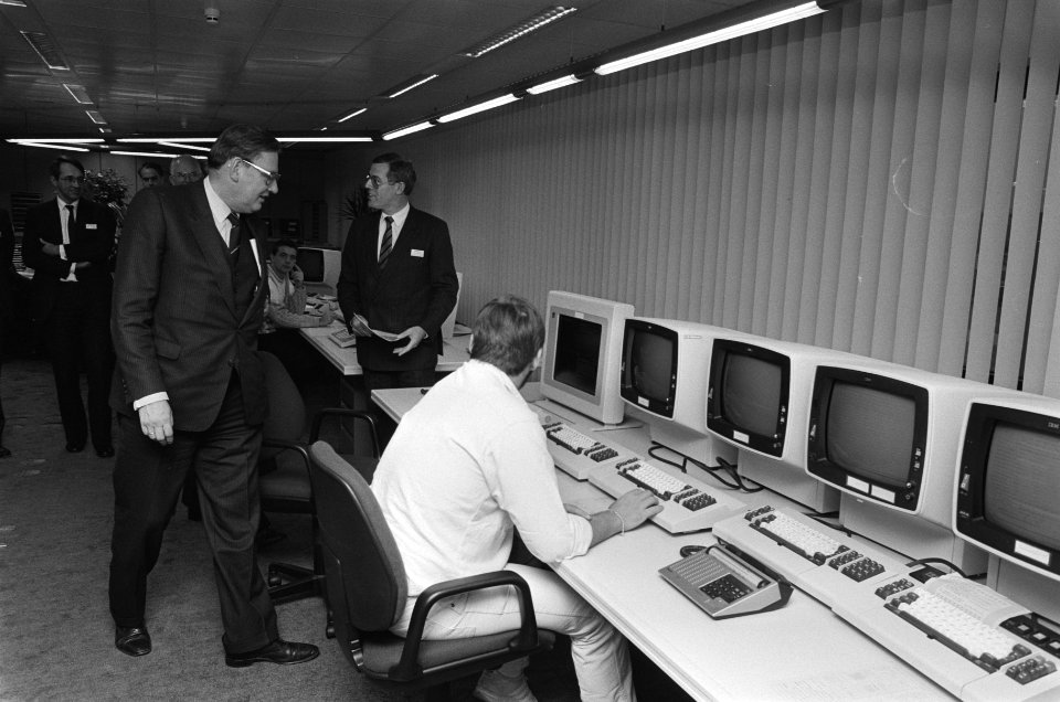 Minister Van Aardenne opent nieuw computercentrum van NMB in Amsterdam Zuid Oost, Bestanddeelnr 933-4916