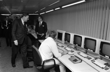 Minister Van Aardenne opent nieuw computercentrum van NMB in Amsterdam Zuid Oost, Bestanddeelnr 933-4916