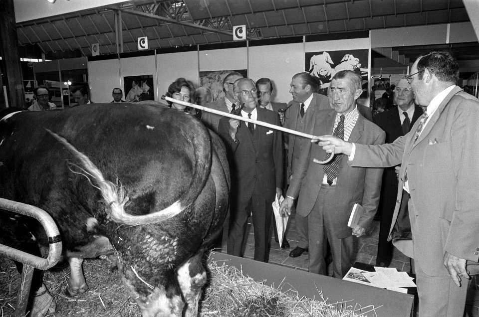 Minister T. Brouwer opent vakbeurs voor veredelingslandbouw Ornithophillia-Varuv, Bestanddeelnr 926-7240