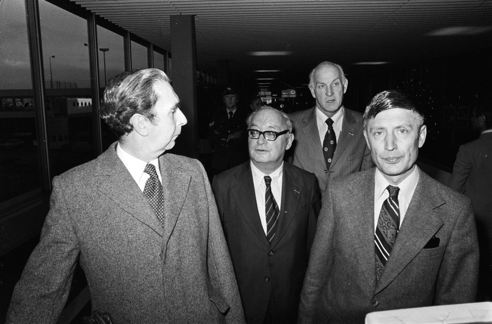 Minister Van Agt op Schiphol voor vertrek naar Bangkok, Bestanddeelnr 928-9631