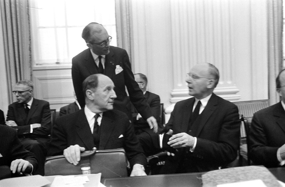 Minister van Buitenlandse Zaken dhr. Joseph Luns (KVP) Tweede Kaer lid dhr. H.J., Bestanddeelnr 919-6743