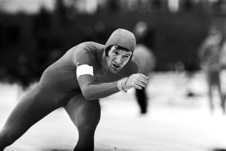 Nationale kampioenschappen schaatsen te Assen Hans van Helden in aktie op 5000, Bestanddeelnr 928-9712