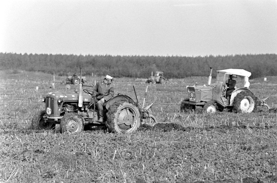 Nationale kampioenschappen ploegen in polder bij Lelystad ploegmachines in actie, Bestanddeelnr 927-5016