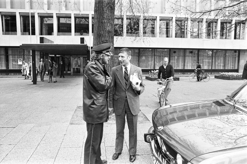 Minister Van Agt (in Rotterdam voor AR-partijraad) wordt net niet bekeurd voor f, Bestanddeelnr 929-1649
