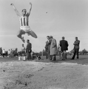 Nationale kampioenschappen tienkamp te Vlaardingen, Eef Kamerbeek tijdens verspr, Bestanddeelnr 911-4860