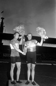 Nationale Kampioenschappen Wielrennen op de Baan in Olympisch Stadion, huldiging, Bestanddeelnr 926-5592