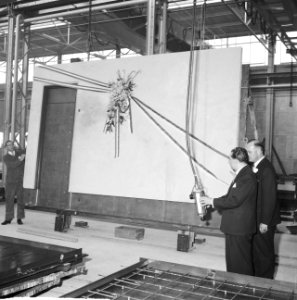Minister van Aartsen opent woningelementenfabriek te Maassluis, Bestanddeelnr 912-3823