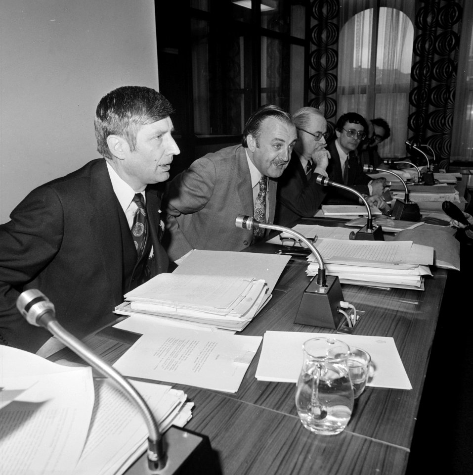 Minister Van Agt spreekt met Vaste Kamercommissie van Justitie over Rapport Wia, Bestanddeelnr 928-9410