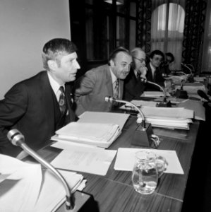 Minister Van Agt spreekt met Vaste Kamercommissie van Justitie over Rapport Wia, Bestanddeelnr 928-9410