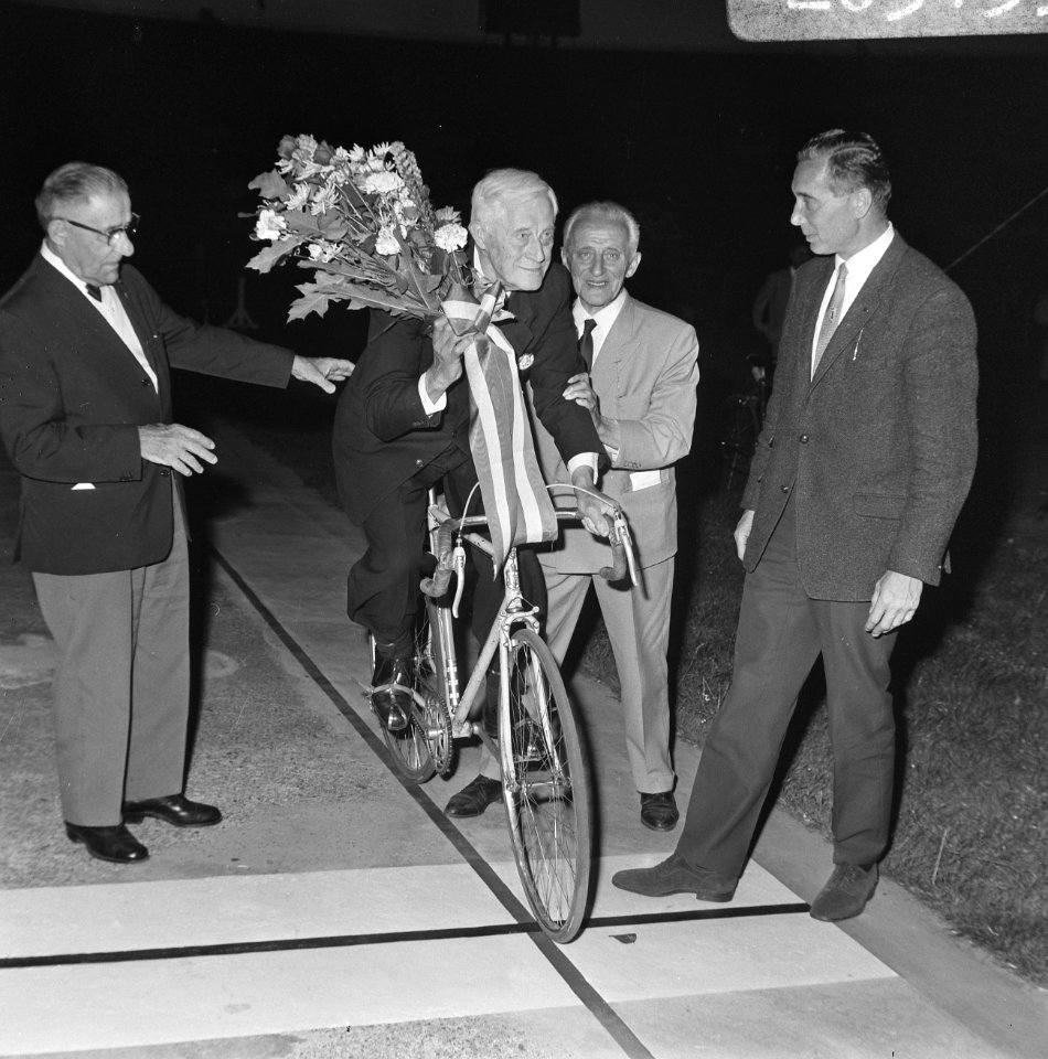 Nationale Kampioenschappen Wielrennen op de baan in Olympisch Stadion . Huldigin, Bestanddeelnr 920-5459