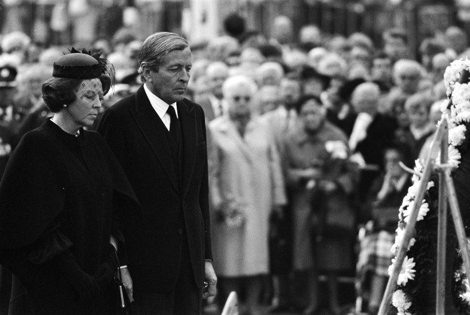 Nationale herdenking op de Dam koningin Beatrix en prins Claus leggen krans bij, Bestanddeelnr 932-9570