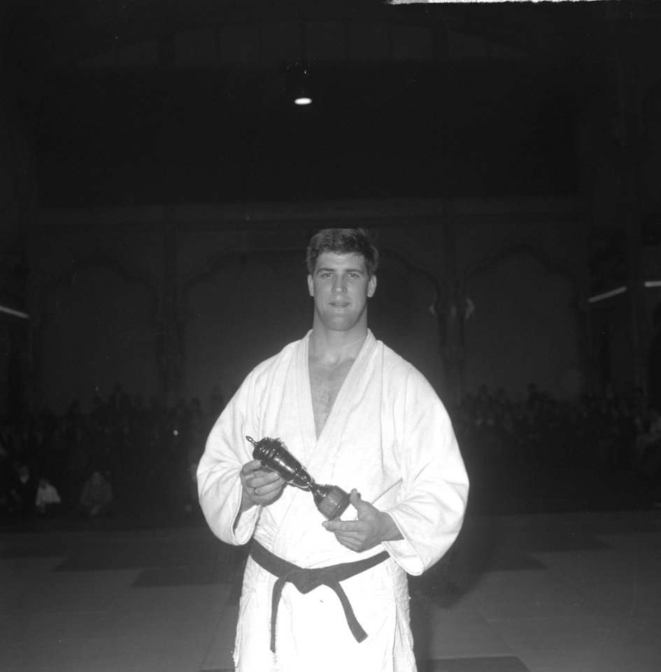 Nationale Judokampioenschappen in de Haagse Dierentuin Anton Geesink met beker, Bestanddeelnr 914-9870