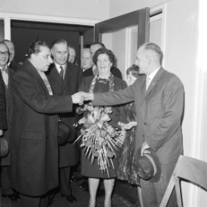 Minister van Aartsen biedt eerste sleutel aan flatbewoners te Rotterdam Ministe, Bestanddeelnr 913-2905