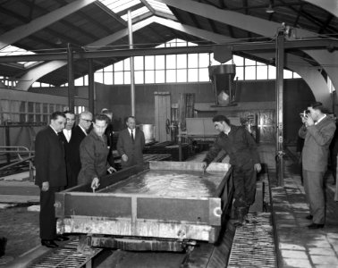 Minister Van Aartsen opent nieuwe fabriek aan Hemweg, Bestanddeelnr 913-4023