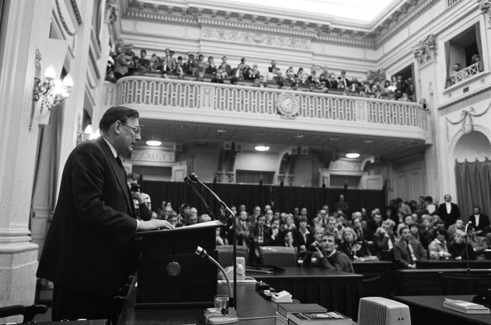 Minister Van Aardenne legt verklaring af in Tweede Kamer n.a.v. rapport RSV-enqu, Bestanddeelnr 933-1852