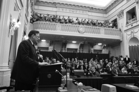 Minister Van Aardenne legt verklaring af in Tweede Kamer n.a.v. rapport RSV-enqu, Bestanddeelnr 933-1852