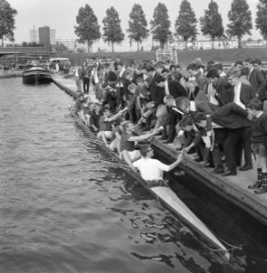 Nationale roeiwedstrijden Bosbaan, de acht van Laga gefeliciteerd door supporter, Bestanddeelnr 919-2249