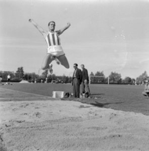 Nationale kampioenschappen tienkamp te Vlaardingen, Eef Kamerbeek tijdens verspr, Bestanddeelnr 911-4857