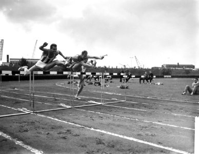 Nationale kampioenschappen tienkamp te Vlaardingen, Eef Kamerbeek met zijn naast, Bestanddeelnr 911-4856