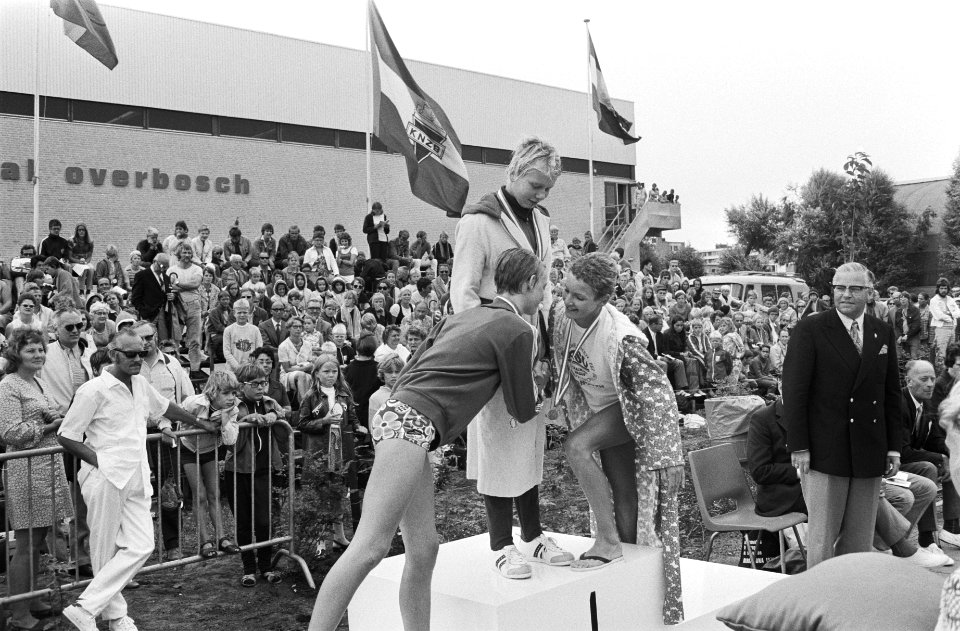 Nationale kampioenschappen zwemmen te Den Haag in zwembad Overbosch, huldiging L, Bestanddeelnr 924-7642