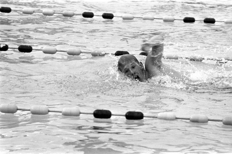 Nationale kampioenschappen zwemmen, Leeuwarden Ton van Klooster in aktie 800 me, Bestanddeelnr 923-6816