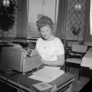 Nationale kampioen machineschrijven mejuffrouw Trix Weevers, Bestanddeelnr 912-9651