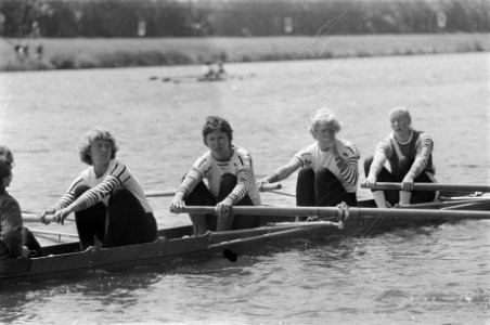 Nationale roeiwedstrijden op Bosbaan winnaar dames elite vier met stuur Triton, Bestanddeelnr 927-2448