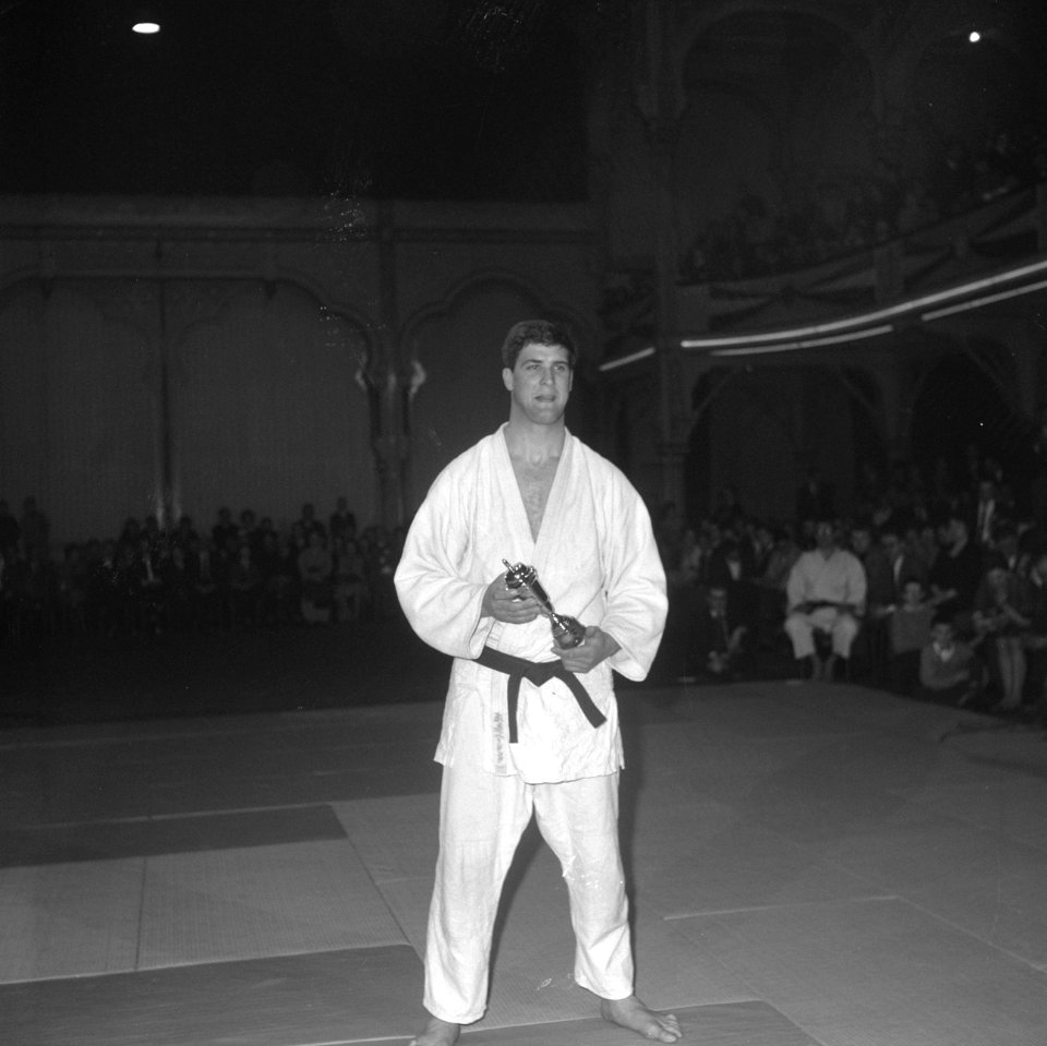 Nationale Judokampioenschappen in de Haagse Dierentuin Anton Geesink met beker, Bestanddeelnr 914-9871