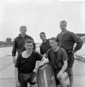 Nationale roeiwedstrijden Bosbaan, de vier met stuurman Van Triton , een nieuw N, Bestanddeelnr 919-2247