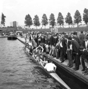 Nationale roeiwedstrijden Bosbaan, de acht van Laga gefeliciteerd door supporter, Bestanddeelnr 919-2250