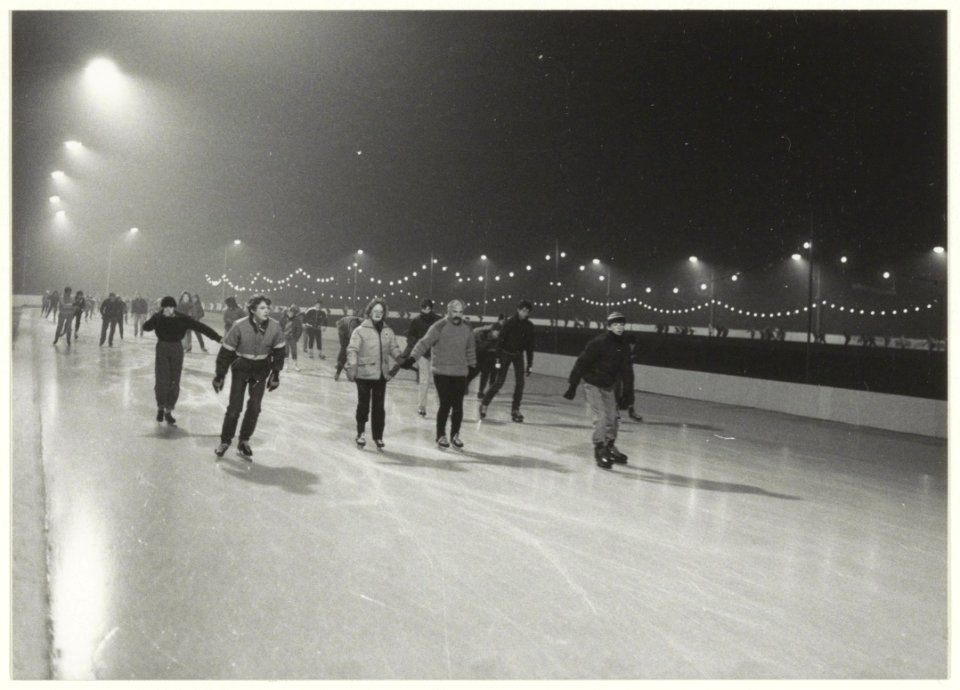 Nationale schaatsvierdaagse bij nacht op de Haarlemse Kunstijsbaan. NL-HlmNHA 54004473