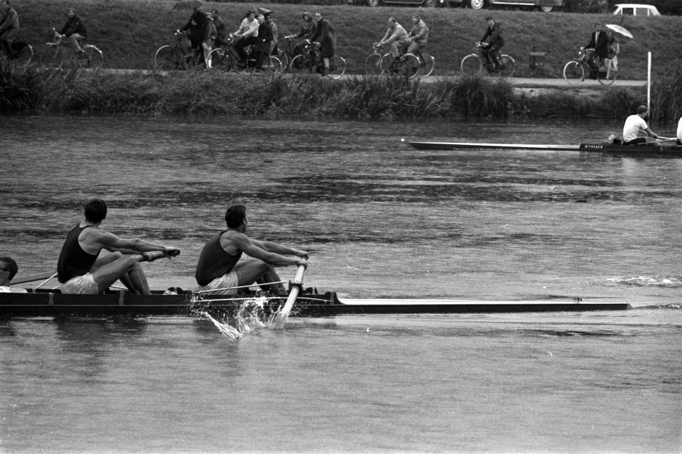 Nationale roeikampioenschappen Bosbaan. Laga twee met stuurman, W.T. Grothuis (s, Bestanddeelnr 923-7469