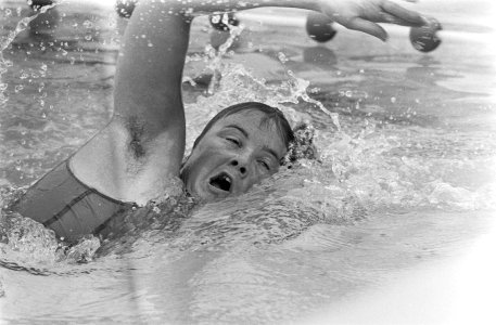 Nationale kampioenschappen zwemmen te Den Haag, Hennie Penterman in actie, Bestanddeelnr 924-7696