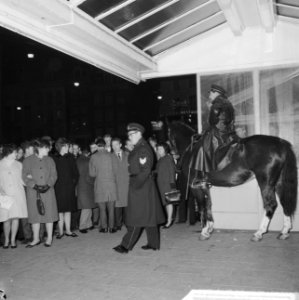 Nationale talentenjacht 1965 bij Marcel op Rembrandtplein politie moest honderde, Bestanddeelnr 917-3876