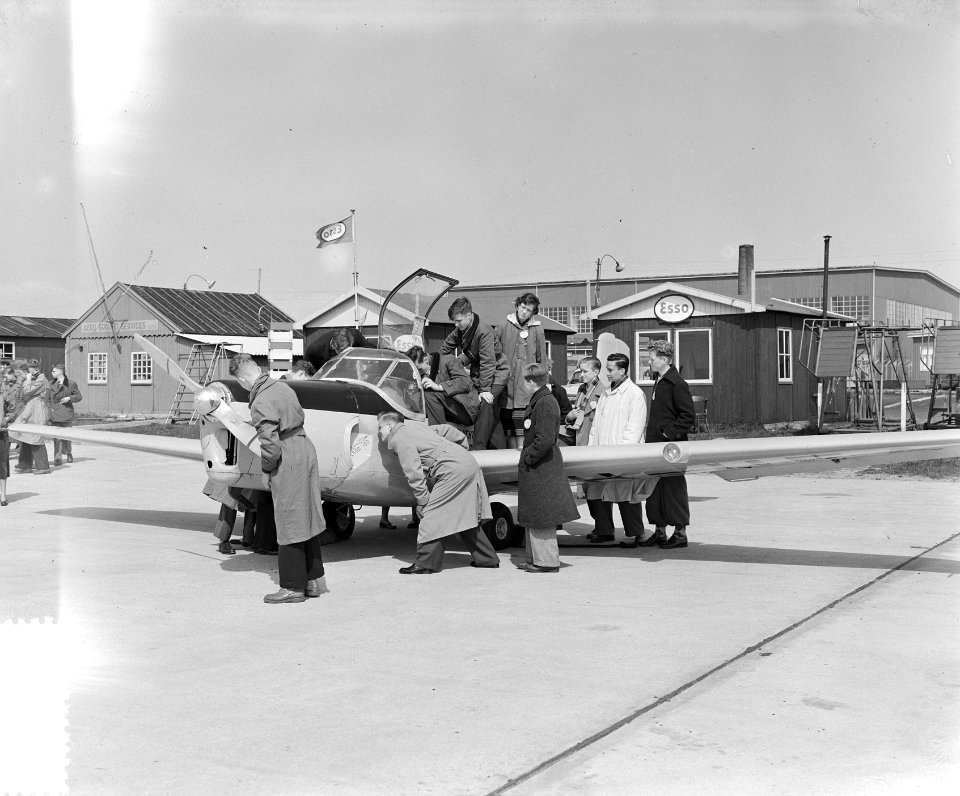 Nationale Luchtvaartdag Schiphol, o.a. bezoek scholieren, Bestanddeelnr 906-4073