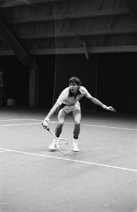 Nationale overdekte tenniskampioenschappen in Goirle Louk Sanders in actie, Bestanddeelnr 929-5916